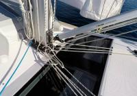 barcha a vela yacht a vela fondo del albero vang corde corde vela